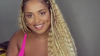 A camgirl folgosa fala um pouco sobre seus conteúdos amadores