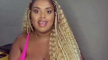 A camgirl folgosa fala um pouco sobre seus conteúdos amadores