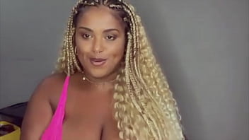 A camgirl folgosa fala um pouco sobre seus conteúdos amadores