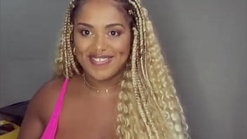 A camgirl folgosa fala um pouco sobre seus conteúdos amadores