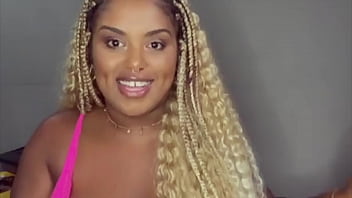 A camgirl folgosa fala um pouco sobre seus conteúdos amadores