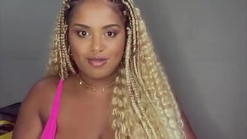 A camgirl folgosa fala um pouco sobre seus conteúdos amadores