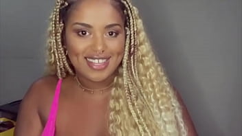 A camgirl folgosa fala um pouco sobre seus conteúdos amadores