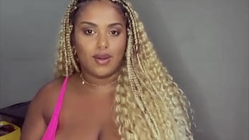 A camgirl folgosa fala um pouco sobre seus conteúdos amadores