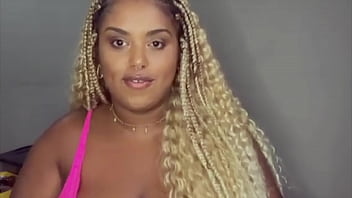 A camgirl folgosa fala um pouco sobre seus conteúdos amadores