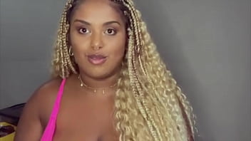 A camgirl folgosa fala um pouco sobre seus conteúdos amadores