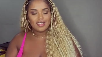 A camgirl folgosa fala um pouco sobre seus conteúdos amadores