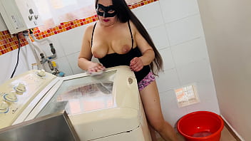 Esposa puta caliente exhibe su enorme cameltoe a su vecino es adicta al swinger y al cuckold