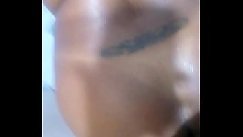 Noite no chuveiro tomando banho