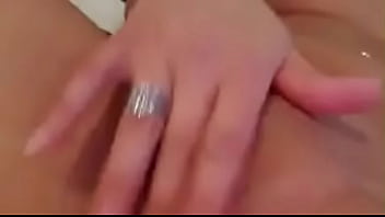 Emy angel la jeune qui se touche