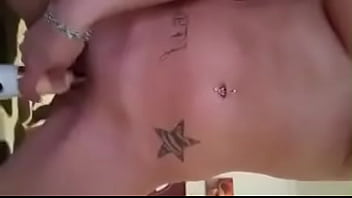 Emy angel la jeune qui se touche