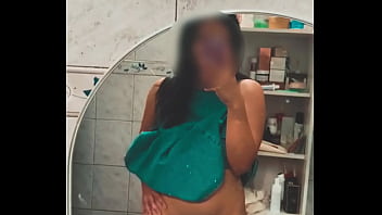 μe calienta ver mi cuerpo en el espejo