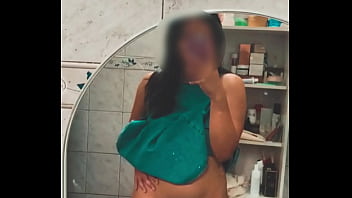 μe calienta ver mi cuerpo en el espejo