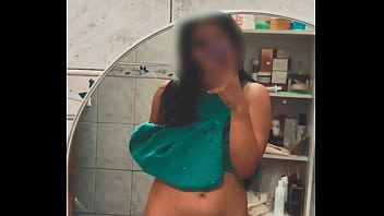 μe calienta ver mi cuerpo en el espejo