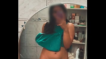 μe calienta ver mi cuerpo en el espejo