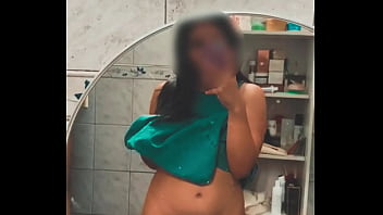 μe calienta ver mi cuerpo en el espejo