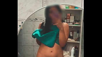 μe calienta ver mi cuerpo en el espejo