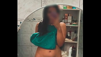 μe calienta ver mi cuerpo en el espejo