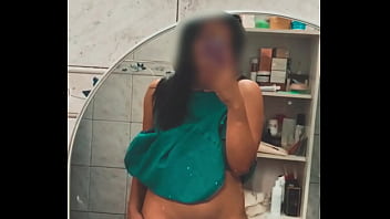 μe calienta ver mi cuerpo en el espejo