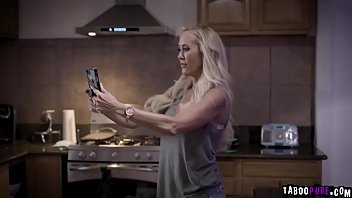 Valentina twats getting eaten by the hot milf brandi love and makes her orgasms