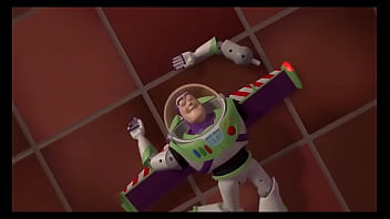 Buzz cai de cu na boca pra consegui ser cadeirante