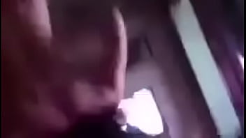 Mira la impresionante forma en que lo mama