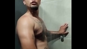 Cheio de tesão no banheiro da academia link na bio