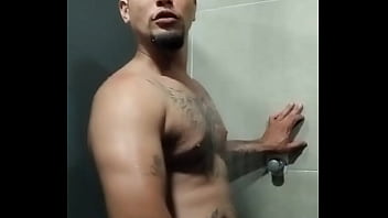 Cheio de tesão no banheiro da academia link na bio