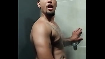 Cheio de tesão no banheiro da academia link na bio