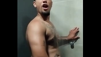 Cheio de tesão no banheiro da academia link na bio