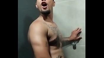 Cheio de tesão no banheiro da academia link na bio