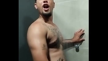 Cheio de tesão no banheiro da academia link na bio