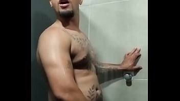 Cheio de tesão no banheiro da academia link na bio