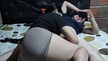 Linda universitaria con un coño muy bonito se pone muy cachonda en la habitación de su padrastro casero real