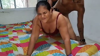 Una gordita con un culo enorme usa gafas de realidad virtual el viejo padrastro pervertido la mira y aprovecha para chuparle el coño peludo y termina follándola hasta dejarle toda la leche en la cara