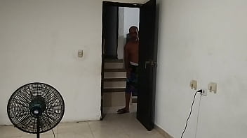 Una gordita con un culo enorme usa gafas de realidad virtual el viejo padrastro pervertido la mira y aprovecha para chuparle el coño peludo y termina follándola hasta dejarle toda la leche en la cara