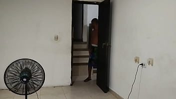 Una gordita con un culo enorme usa gafas de realidad virtual el viejo padrastro pervertido la mira y aprovecha para chuparle el coño peludo y termina follándola hasta dejarle toda la leche en la cara