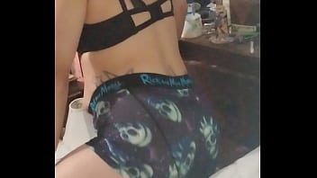 She twerking in mirror