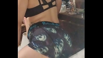 She twerking in mirror