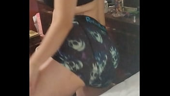 She twerking in mirror