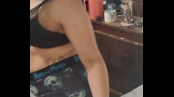 She twerking in mirror