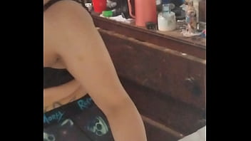 She twerking in mirror