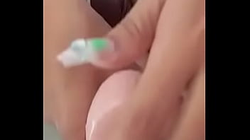 Me masturbo con un dildo gigante que me deja muy abierta mi vagina