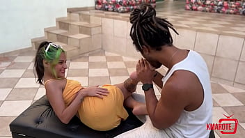 Morena usa os pés para dar uma punheta e fica toda gozada