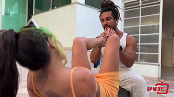 Morena usa os pés para dar uma punheta e fica toda gozada