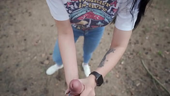 I flashed my cock to a lonely girl in the forest and she helped me cum