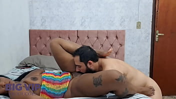 Empregada rabuda espera o momento exato para pedir aumento