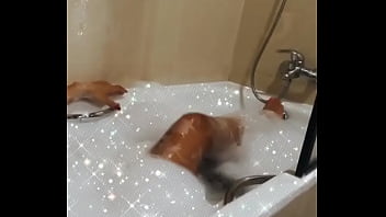 Ruiva peituda na banheira