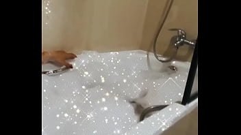 Ruiva peituda na banheira