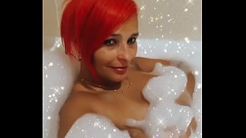 Ruiva peituda na banheira